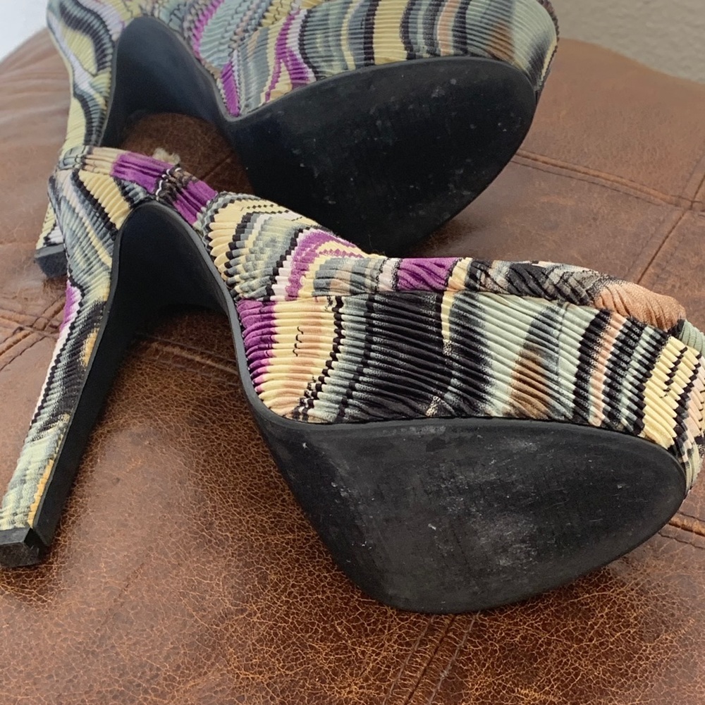 Two Lips Heels - Picture 3 of 7